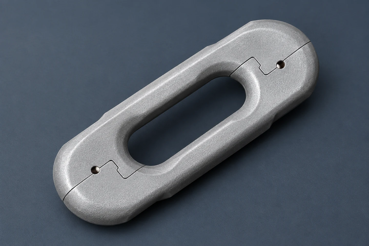 Split connection link with rounded ends and joining details.